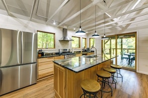 Fridge, microwave, stovetop, dishwasher - Stunning Culloden Cabin with Deck & Creek View! (Culloden)