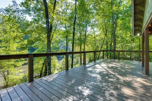 Terrace/patio - Stunning Culloden Cabin with Deck & Creek View! (Culloden)