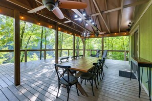 Outdoor dining - Stunning Culloden Cabin with Deck & Creek View! (Culloden)