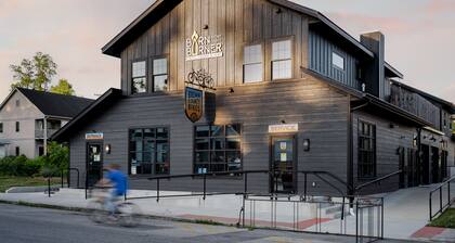 Barn Burner: Luxe Space for 29 ppl in Downtown Nashville, IN