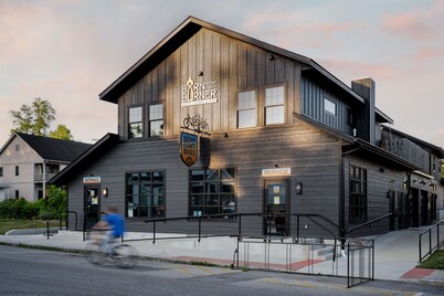 Barn Burner: Luxe Space for 29 ppl in Downtown Nashville, IN