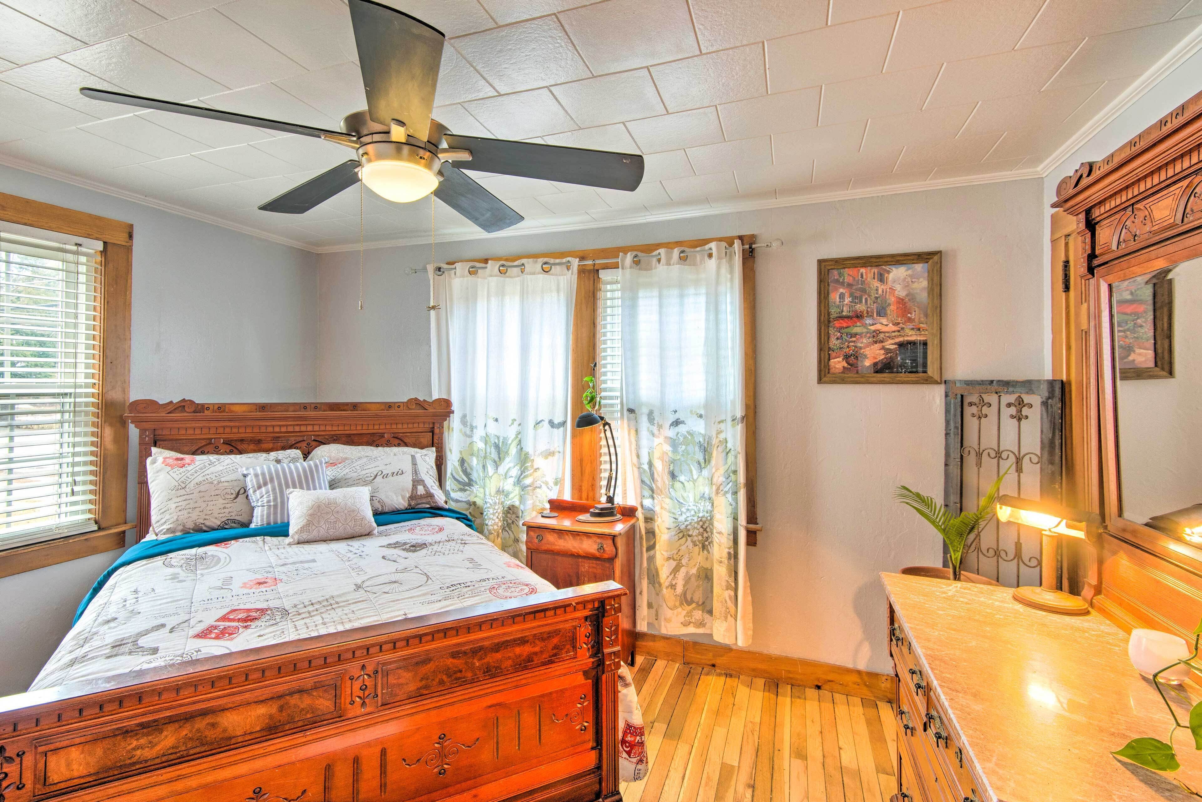 Pet Friendly, Immaculate, updated, walkable to all Main St. & local parks!