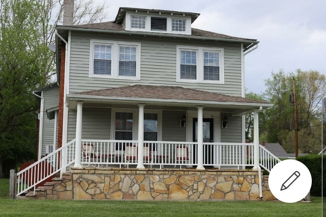 Upstairs Apartment 2 blocks from Greenbrier River.