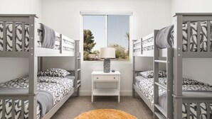 Schreibtisch, Bügeleisen/Bügelbrett, Reisekinderbett, WLAN