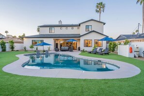 A modern house with a swimming pool, outdoor seating, and a well-maintained lawn. - Luxury Oasis~3.5mi from Scottsdale~Pool~Game Rm (Scottsdale)