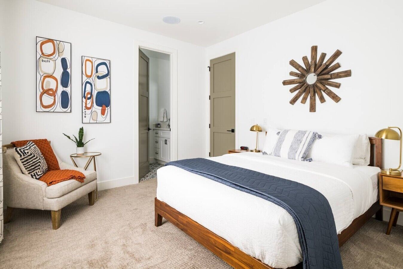 Desk, iron/ironing board, travel cot, WiFi