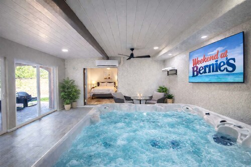 4BR Private Compound-2 Villas-2 Hot Tub-Sleeps 12