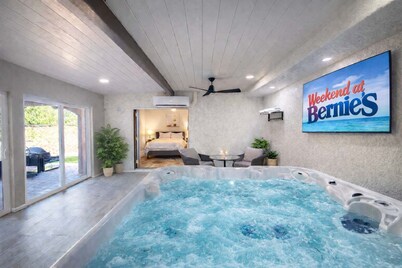 4BR Private Compound-2 Villas-2 Hot Tub-Sleeps 12