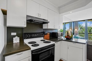 ثلاجة، ميكروويف، فرن، موقد طهي مسطح