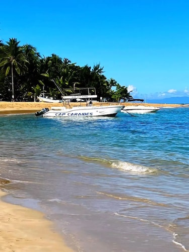Fabulous 2 bedroom Beach Apt with a KING SIZE bed.