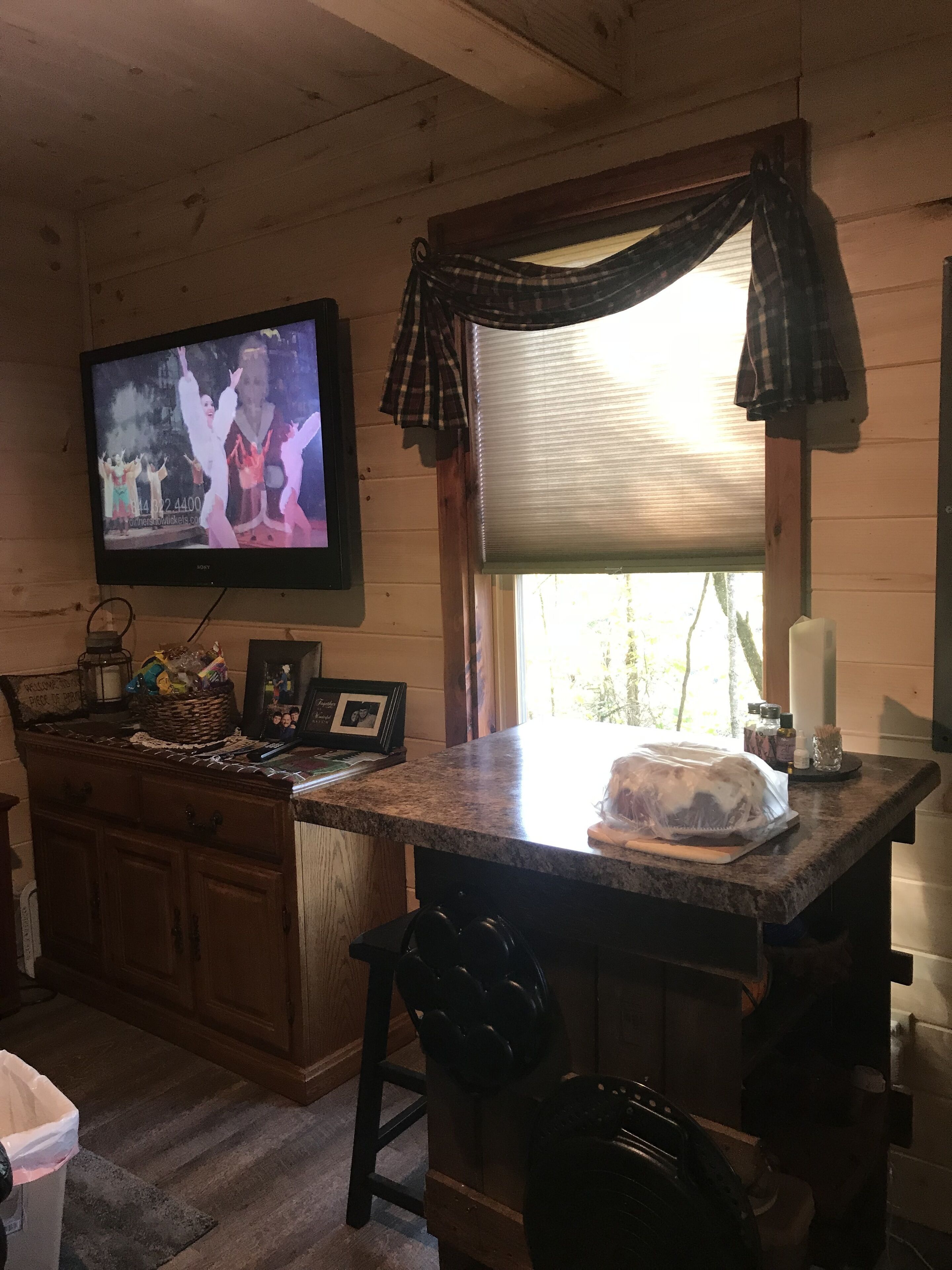 Birds & Blooms Hidaway