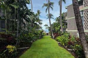 Property grounds - Alii Villas on Oceanfront Alii Drive (Kailua-Kona)