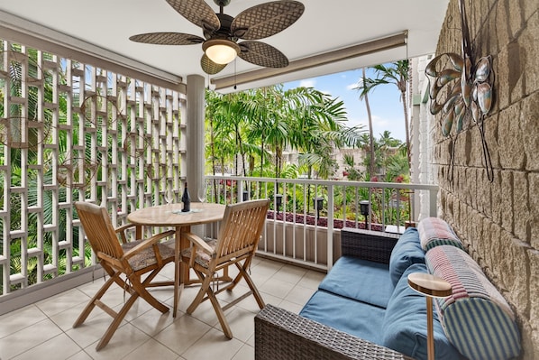 Outdoor dining - Alii Villas on Oceanfront Alii Drive (Kailua-Kona)