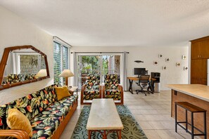 Smart TV, books, computer monitors - Alii Villas on Oceanfront Alii Drive (Kailua-Kona)