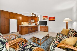 Smart TV, libros y monitor de computadora 