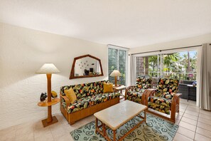 Smart TV, libros y monitor de computadora 