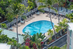 A heated pool - Alii Villas on Oceanfront Alii Drive (Kailua-Kona)