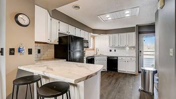 Frigorifero, microonde, forno, piano cottura