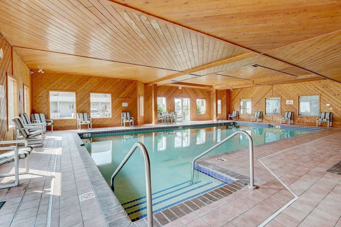 Una piscina cubierta, una piscina climatizada