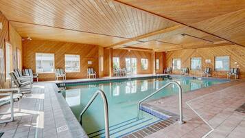 Una piscina cubierta, una piscina climatizada