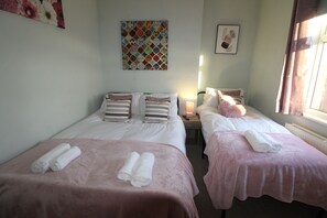 Laptop workspace, free WiFi, bed sheets - Somerset house (Sheffield)