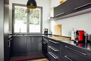 Réfrigérateur, four, plaque de cuisson, bouilloire électrique