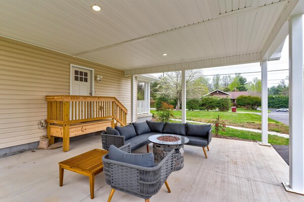 Terrace/patio - Brand new home - 5 min to ETSU - Comfort & Convenience (Johnson City)