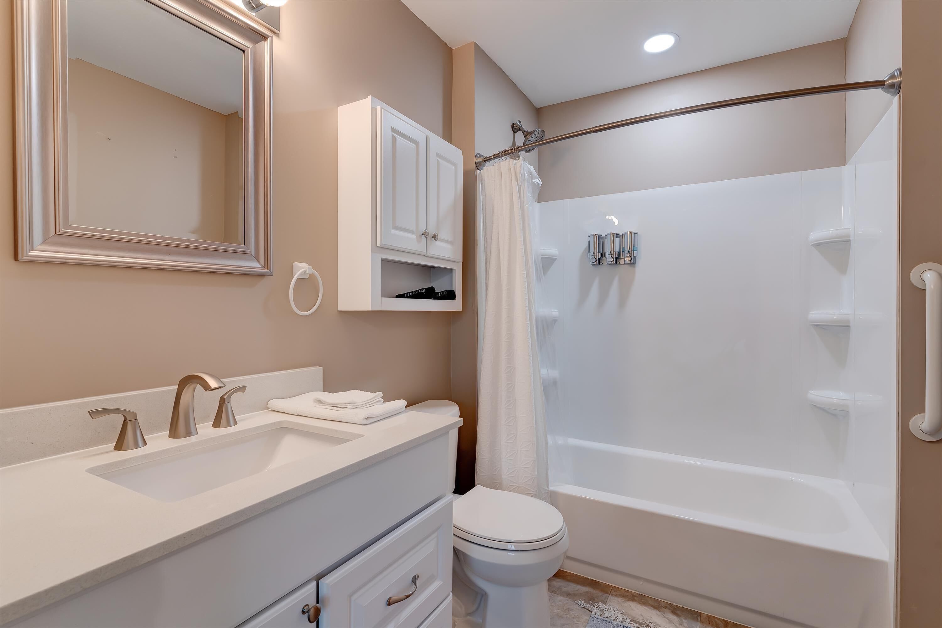 Combined shower/bathtub, hair dryer, towels, soap