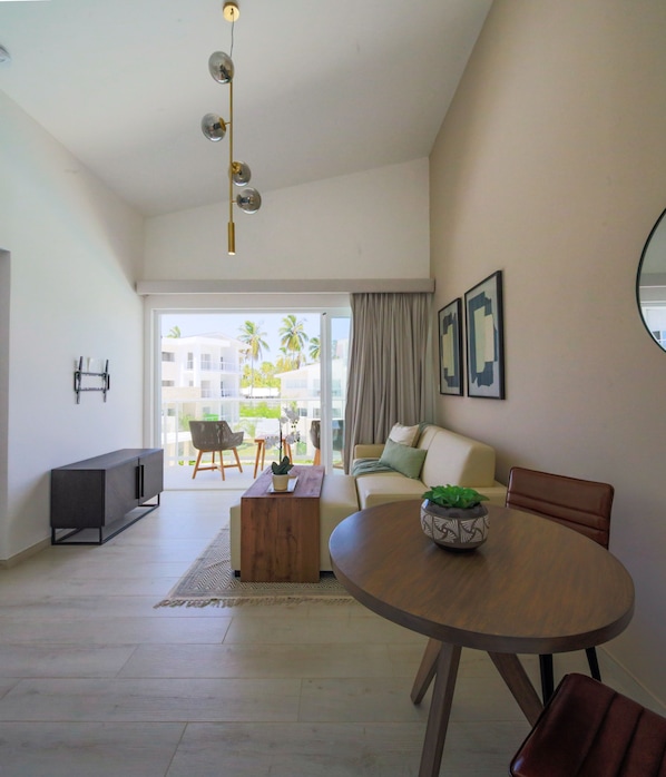 TV - Paseo Playa Coral A-306 (Punta Cana)