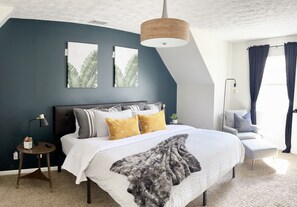 5 室のベッドルーム、デスク、アイロン / アイロン台、旅行用ベビーベッド