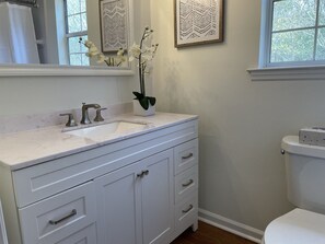 Kombination af bruser/badekar, hårtørrer, håndklæder, Sæbe