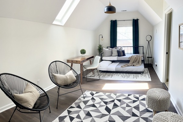 5 bedrooms, desk, iron/ironing board, travel crib