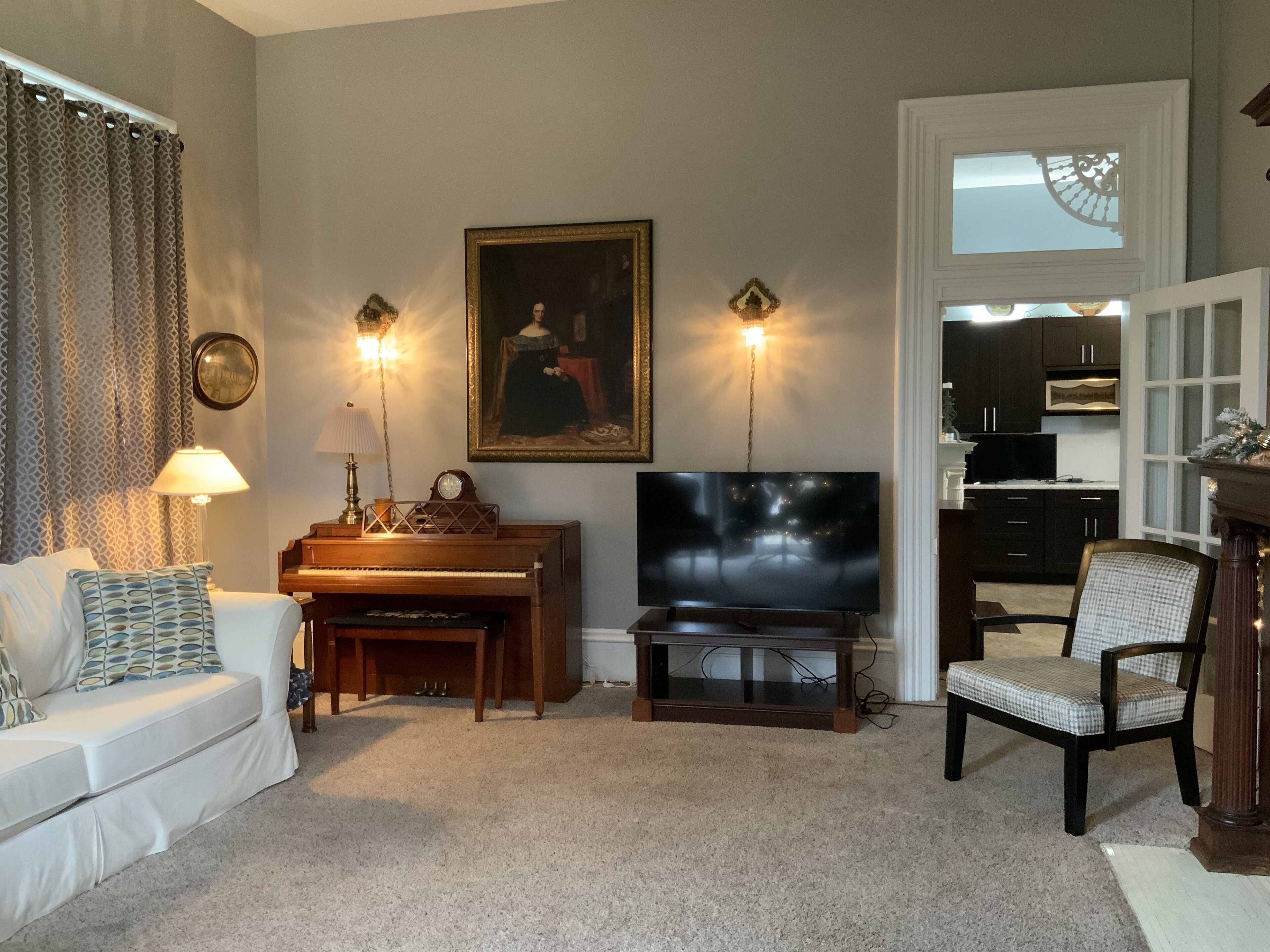 智能电视、DVD 播放器、书、电脑显示器