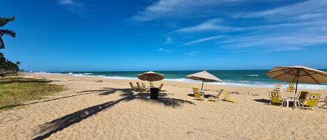 En la playa, sillas reclinables de playa, toallas de playa