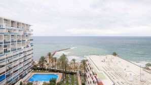 Ein Hotel mit Pool, Strandzugang und Meerblick.