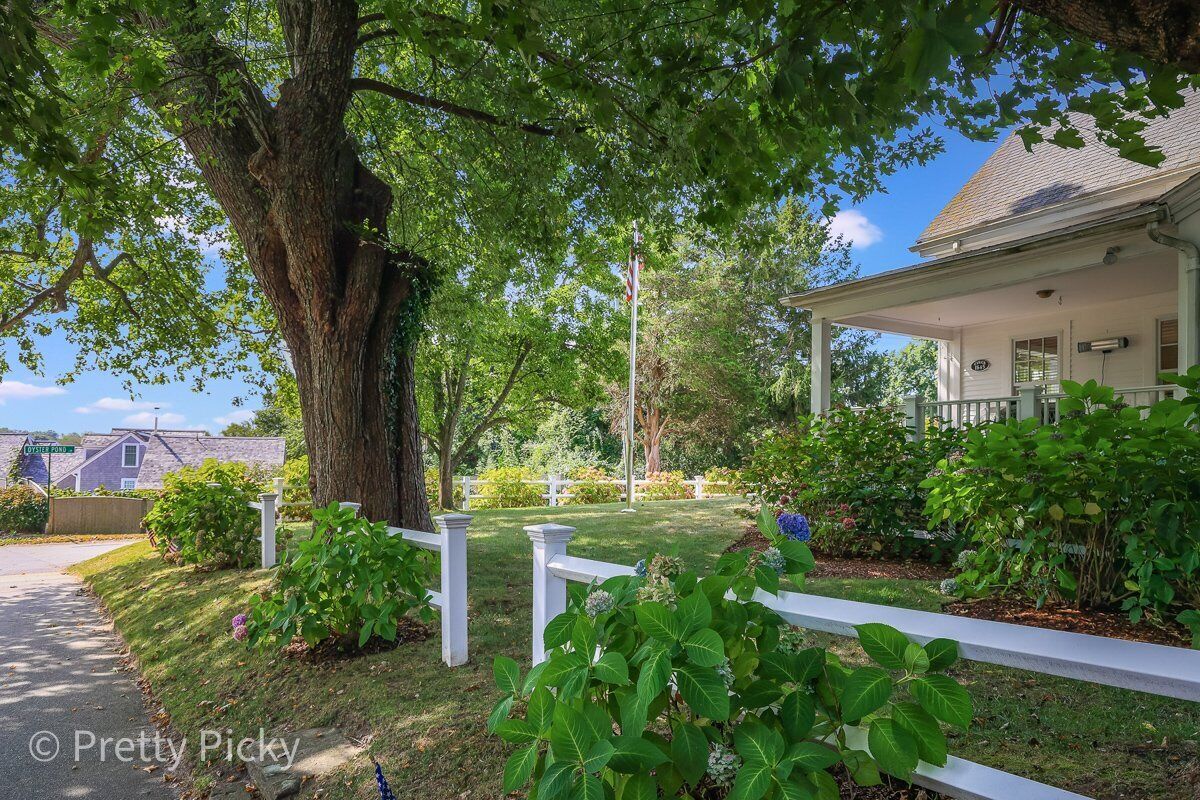 Main House plus Guest House, Walk to Beach & Village: 086-C