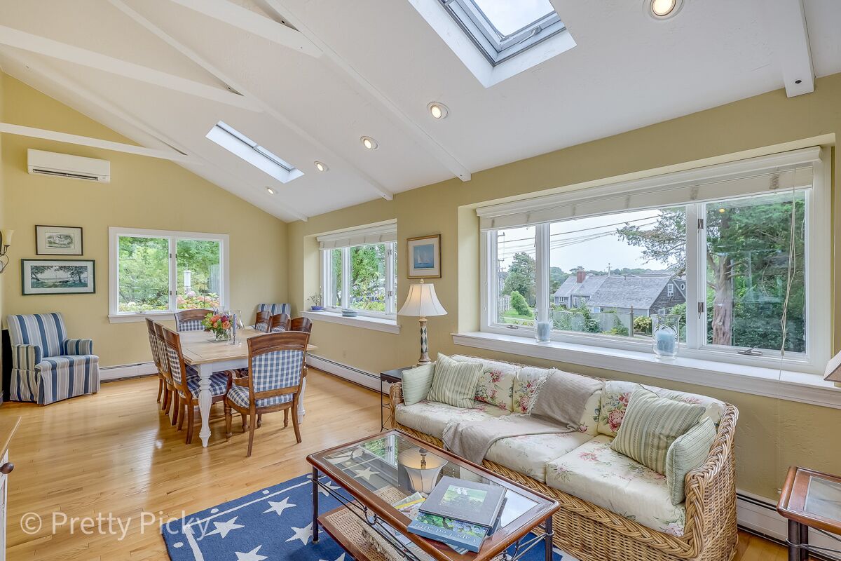 Main House plus Guest House, Walk to Beach & Village: 086-C