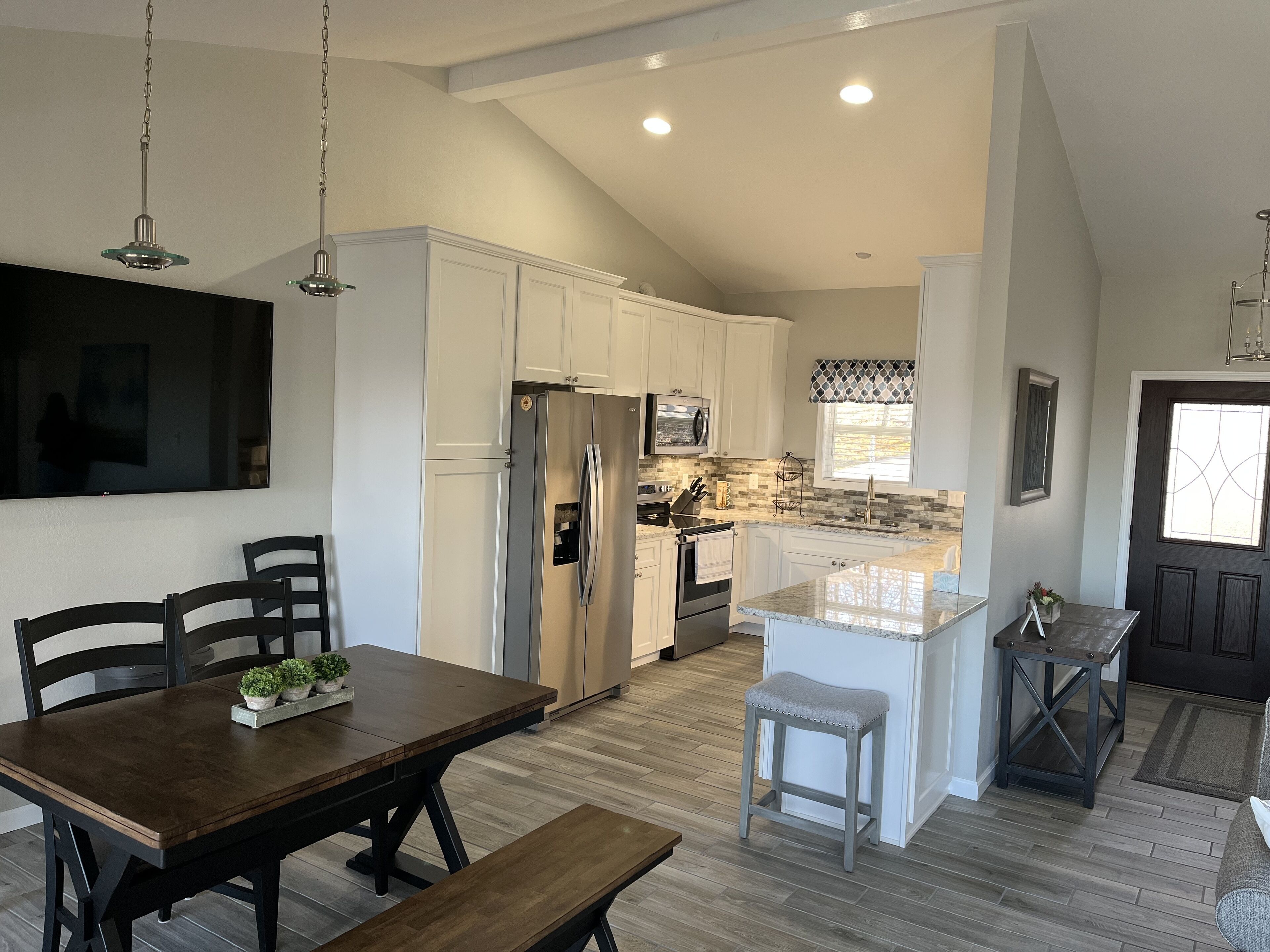 冷蔵庫、電子レンジ、オーブン、コンロ