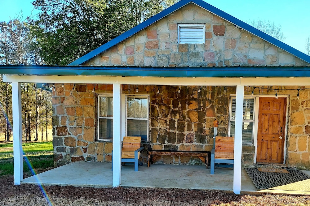 <br>1940's Farmhouse Cottage --Hot Tub! Wi-Fi! No Cleaning Fees!<br>