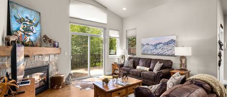 スマートテレビ、暖炉、DVD プレーヤー