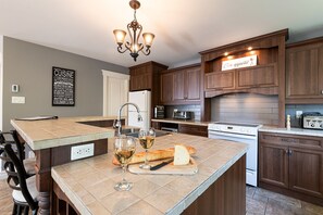 Fridge, microwave, oven, stovetop - Charlevoix vacation home - Spa - Repos - Cuisine 10 minutes from the Massif (Petite-Rivière-Saint-François)