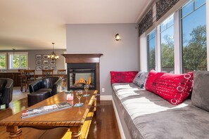 Smart TV, fireplace, books, stereo