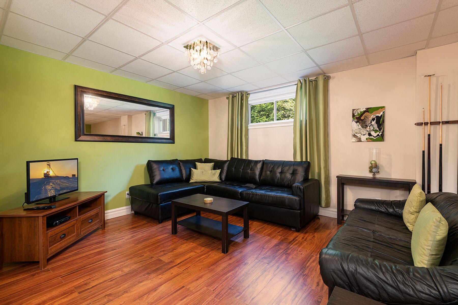 智能电视、壁炉、书、立体声音响