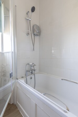 Ensemble baignoire-douche, séchoir à cheveux, serviettes fournies, savon