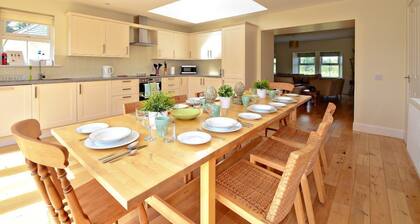 HAWTHORN HOUSE - spacious home set amidst lush gardens & rolling countryside