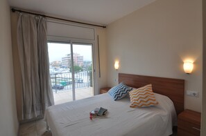 2 bedrooms, iron/ironing board - Welcome to our cozy apartment for rent in Roses, Costa Brava! Just 300 meters from the beautiful beach of Santa Margarita. (Roses)