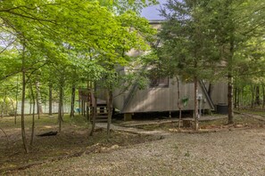 A cabin in a wooded area with a gravel path leading to the entrance. - The Innsbrook Oasis Pt. III by Innsbrook Vacations! (Wright City)