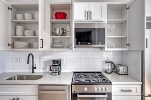 Kjøleskap, mikrobølgeovn, ovn og kokeplater