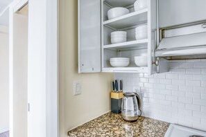 Interior - Trendy Back Bay Studio w/ W/D & Gym, near Copley T & Shops, by Blueground (Boston)