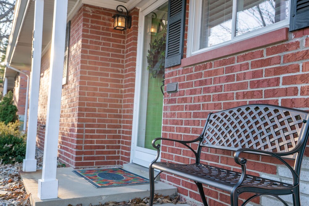 Small-Town Belleville Cozy Ranch 24min. to STL!
